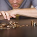 Salarii tot mai mici intr-o tara tot mai goala