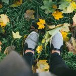 6 ținute de toamnă la care să porți pantofi sport