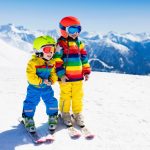 Cum îl înveți pe copilul tău să schieze. 5 recomandări simplu de pus în practică