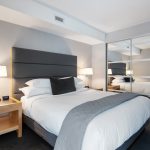 Cum să alegi lenjeria de pat potrivită stilului interior minimalist: 3 tendințe