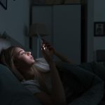 Folosirea telefonului mobil inainte de somn, principala cauza a insomniei?