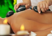 5 beneficii ale masajului cu pietre fierbinti