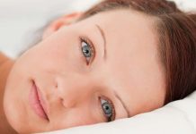 Motivul pentru care unii oameni dorm cu ochii deschisi