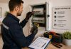 Verificări și întreținere pentru instalația electrică – prevenția costă mai puțin Electrician care verifică instalația electrică și tabloul de siguranțe